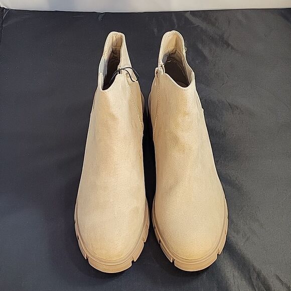 BRAND NEW MADDEN NYC WOMEN'S CHELSEA CHUNKY HEEL SUEDE BOOTIE - Picture 4 of 14